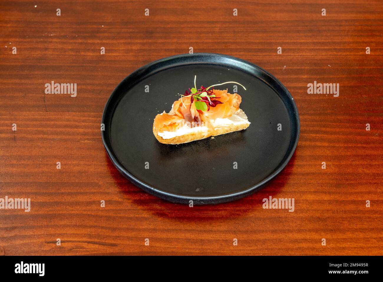 Ein köstlicher Pincho, serviert in einem spanischen Restaurant mit Frischkäse und norwegischem Lachs Stockfoto