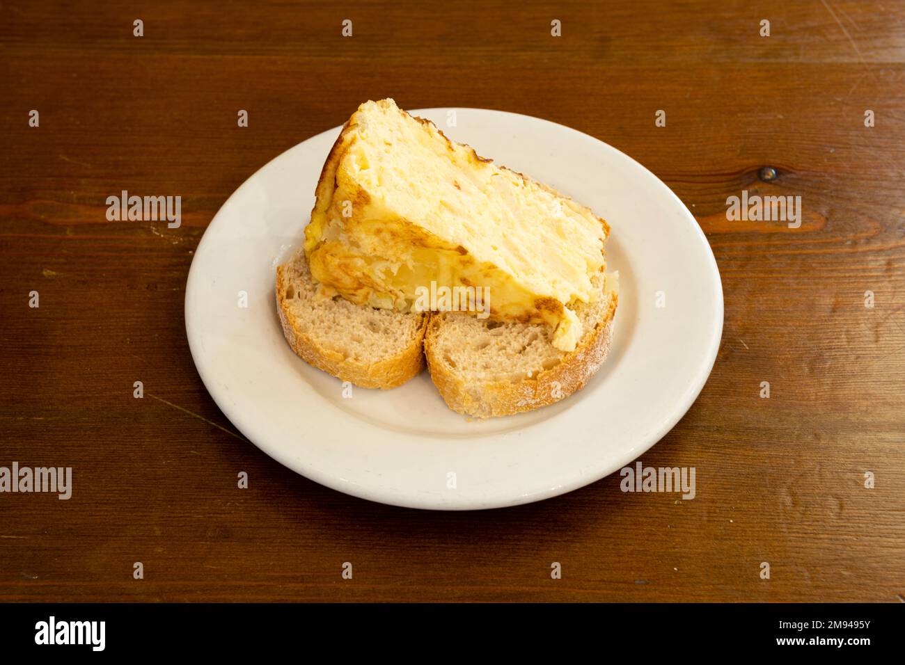 Typisch spanische Tortilla Pincho wird als Tapa in einem spanischen Restaurant serviert Stockfoto