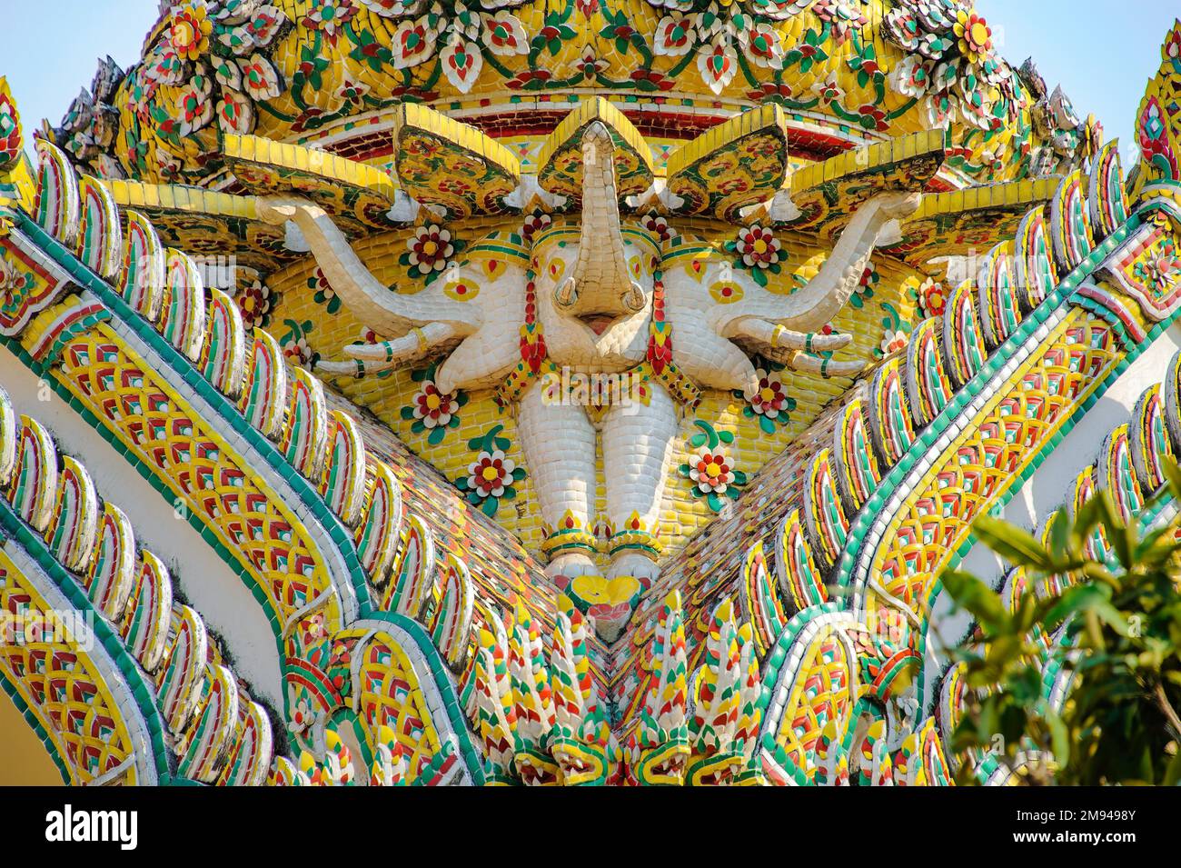 Die mystische dreiköpfige Elefantenstatue im Wat Ratchabophit in Bangkok ist mit Stücken verschiedener Formen und Größen bunter Keramikfliesen verkleidet. Stockfoto
