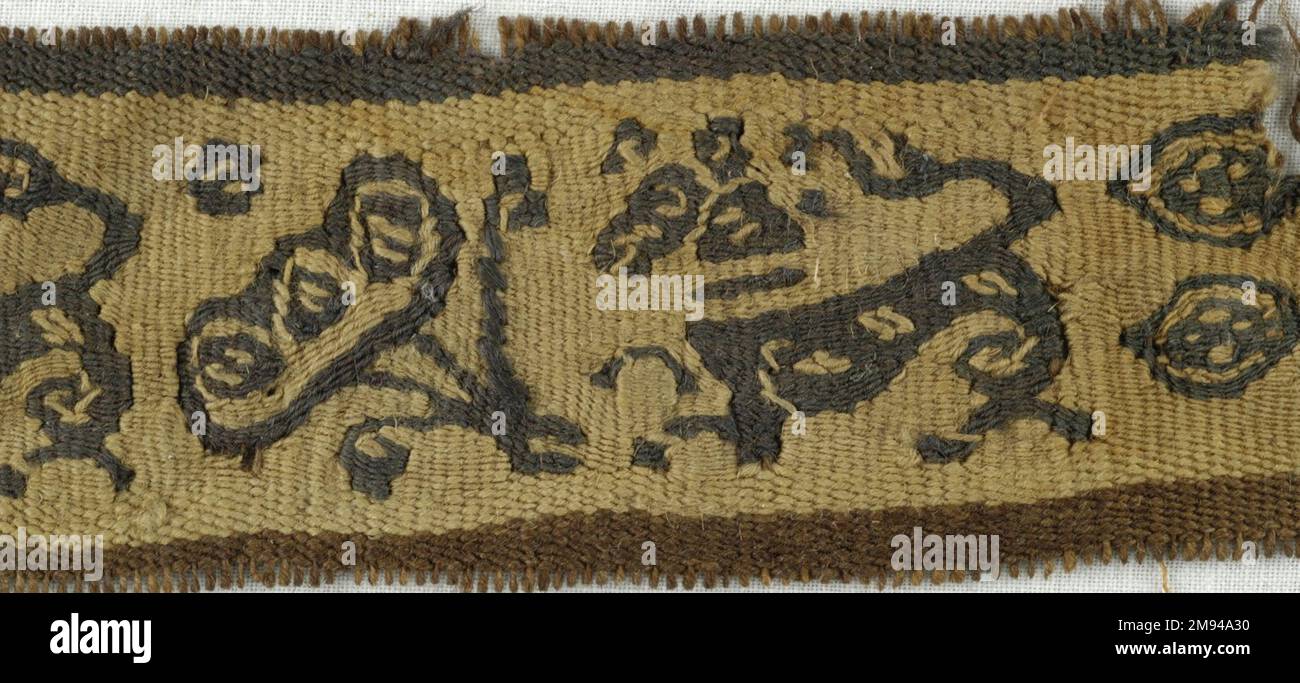 Fragment mit Tier- und botanischer Dekoration, koptisch. Bandfragment mit Tier- und botanischer Dekoration, 5.-7. Jahrhundert C.E. Wolle, 1 9/16 x 9 13/16 cm (4 x 25 cm). Ägyptische, klassische, antike nahe östliche Kunst 5.-7. Jahrhundert C.E. Stockfoto