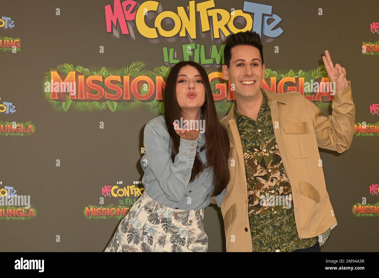 Rom, Italien. 16. Januar 2023. Sofia Scalia (l) und Luigi Calagna (r) nehmen am Fototermin des Films „Me contro Te Missione giungla“ im Visconti Le Meridien Palace Hotel Teil. Kredit: SOPA Images Limited/Alamy Live News Stockfoto