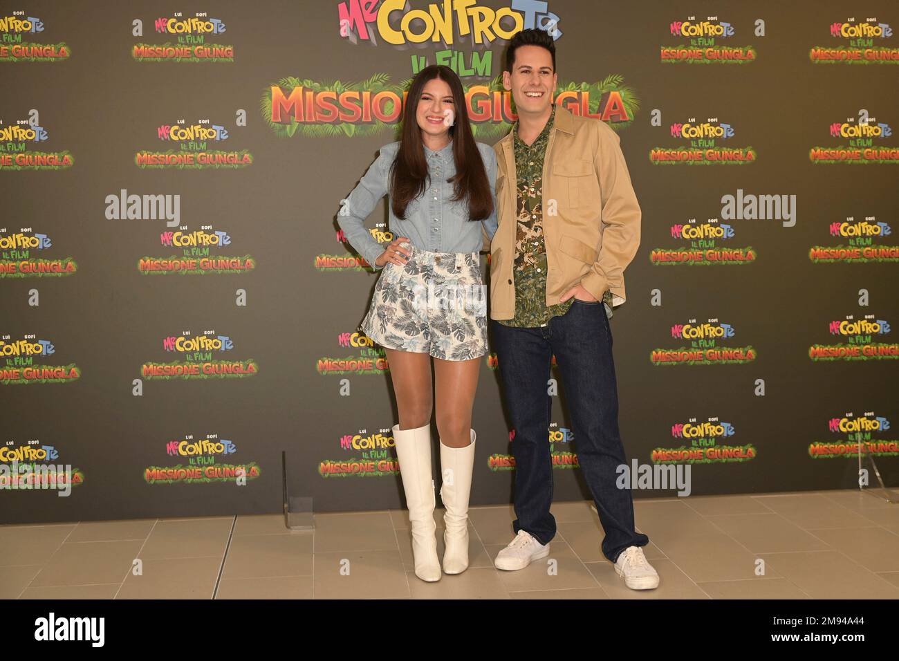 Rom, Italien. 16. Januar 2023. Sofia Scalia (l) und Luigi Calagna (r) nehmen am Fototermin des Films „Me contro Te Missione giungla“ im Visconti Le Meridien Palace Hotel Teil. Kredit: SOPA Images Limited/Alamy Live News Stockfoto