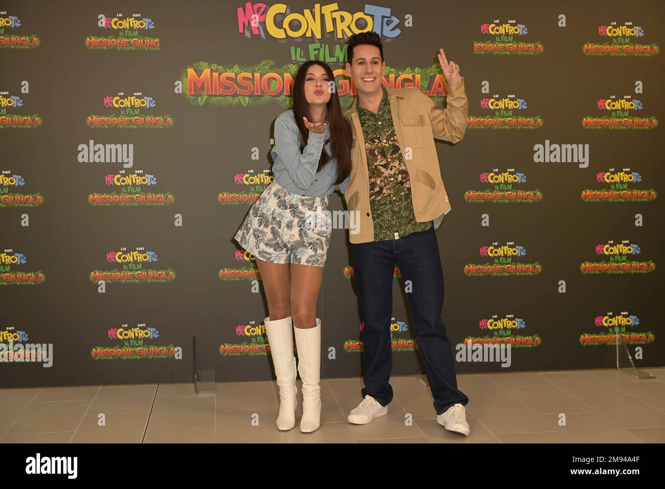 Rom, Italien. 16. Januar 2023. Sofia Scalia (l) und Luigi Calagna (r) nehmen am Fototermin des Films „Me contro Te Missione giungla“ im Visconti Le Meridien Palace Hotel Teil. Kredit: SOPA Images Limited/Alamy Live News Stockfoto