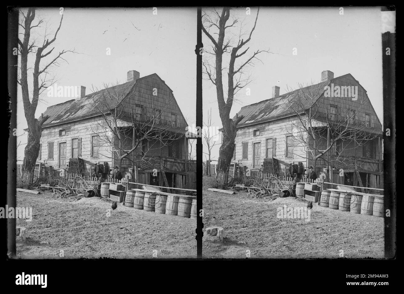 Dutch House Looking West, Fuß des 61 Street Bay Ridge, Brooklyn (auf Tombstone in Yard 'in memoriam Richard Barton, Jr. Der am 10. Oktober 1834 ertrunken ist, 16 Jahre und 4 Monate alt ist“) Daniel Berry Austin (Amerikaner, geboren 1863, aktiv 1899-1909). , Ca. 1899-1909. Trockenplatte aus Silber-Gelatine-Glas negativ ca. 1899-1909 Stockfoto