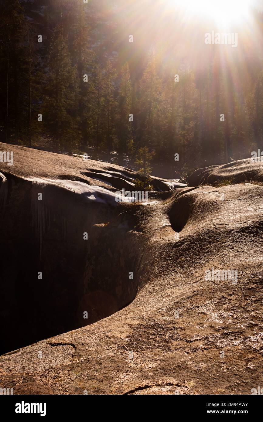 Halten Sie die Momente fest, die Sie mit der Erkundung des White River National Forest in der Nähe von Aspen Colorado verbracht haben – voller bezaubernder Felsen, einladender Wege und beruhigendem Wasser. Stockfoto