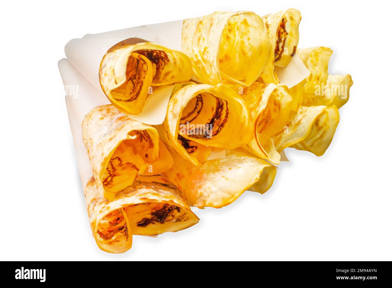 Crispy frittierte, dünne Roti mit gesüßter Kondensmilch auf der Oberseite, in Papier gerollt auf weiß isoliert. Stockfoto