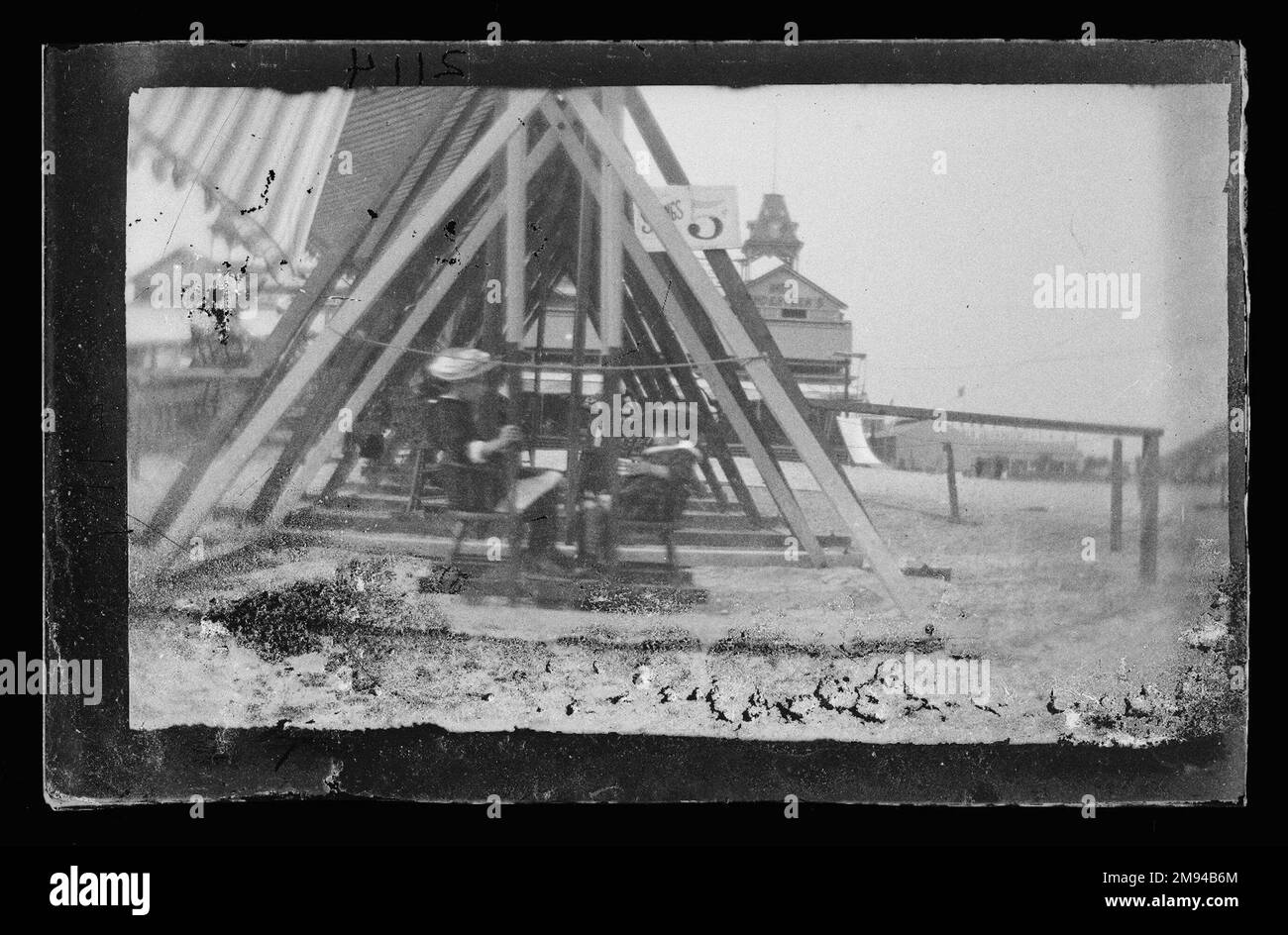 Swings, Coney Island, Brooklyn George Bradford Brainerd (Amerikanisch, 1845-1887). , Ca. 1885. Trockene negative Platte ca. 1885 Stockfoto