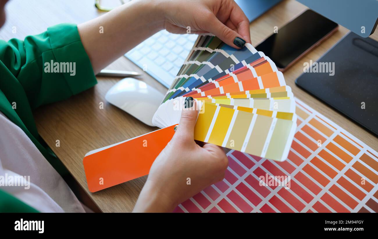 Designer wählt Farben für sein zukünftiges Projekt im Kunstatelier. Stockfoto