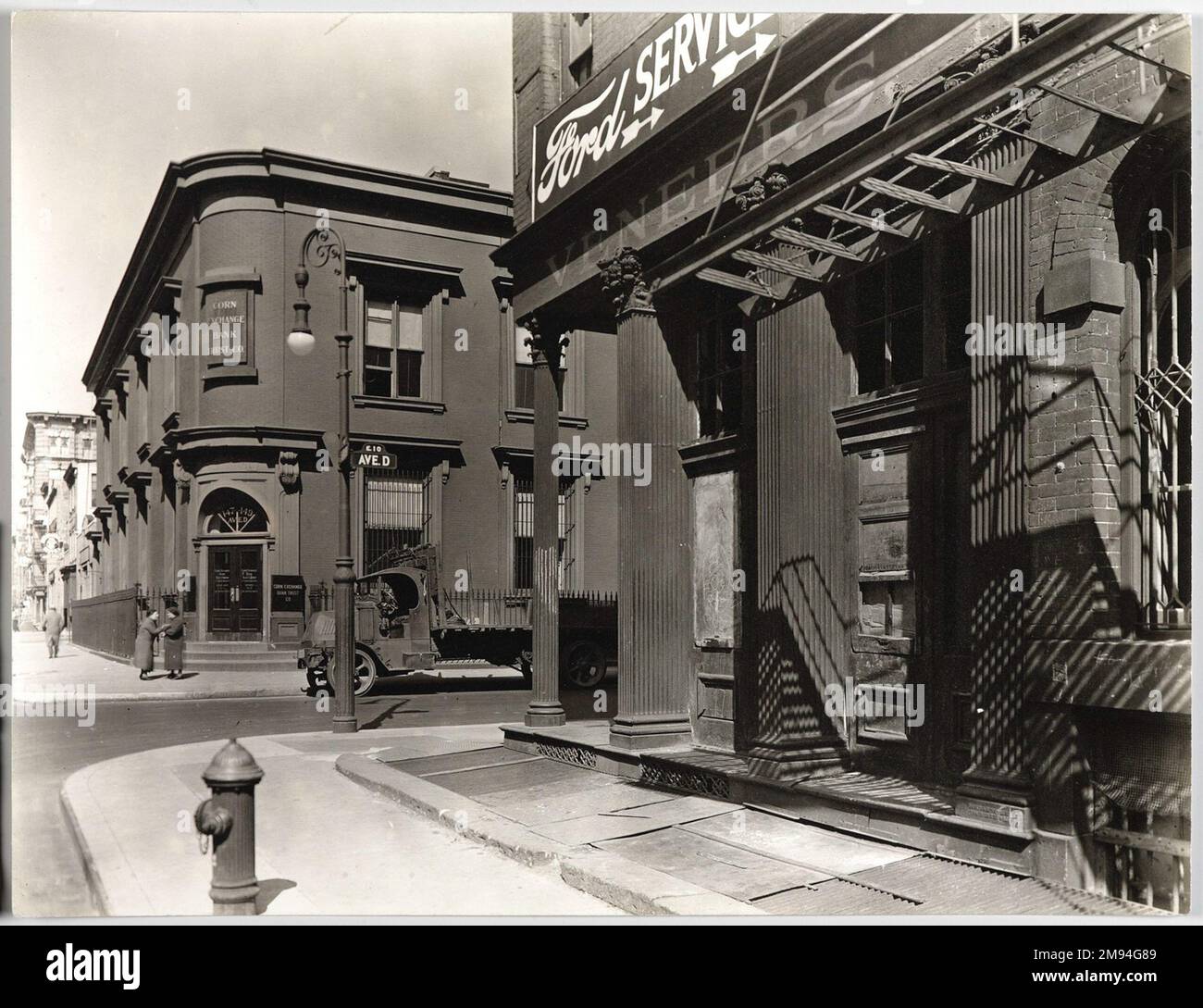 Corn Exchange Bank & Ford Service Ave. D & E. 10 St. Berenice Abbott (Usa, 1898-1991). , 23. März 1937. Foto: Gelatine Silver, Bogen: 7 3/16 x 9 7/16 cm (18,3 x 24 cm). Fotografie 23. März 1937 Stockfoto