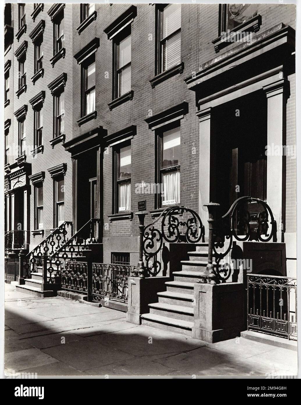 East Broadway # 294 Berenice Abbott (Amerikanisch, 1898-1991). , 30. März 1937. Foto: Gelatine Silver, Bogen: 9 9/16 x 7 9/16 cm (24,3 x 19,2 cm). Fotografie 30. März 1937 Stockfoto
