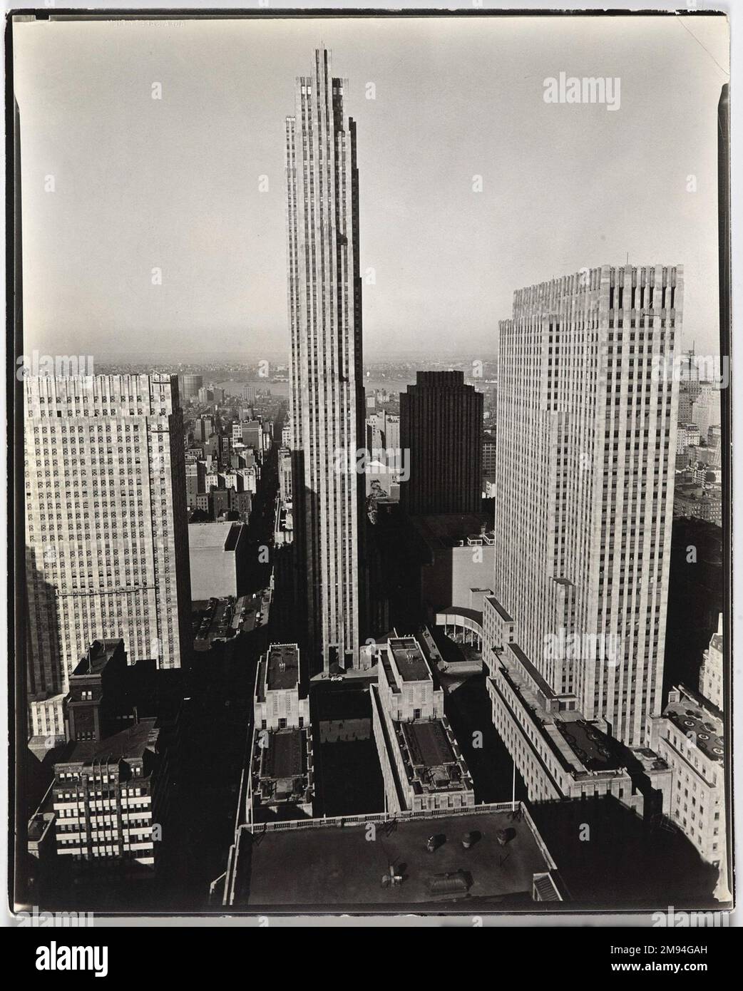 Sumner Healy Antique Shop, 942 3. Ave, in der Nähe der 57 St. Berenice Abbott (Usa, 1898-1991). Sumner Healy Antique Shop, 942 3. Ave, in der Nähe der 57 St., 8. Oktober 1936. Foto: Gelatine Silver, 7 1/2 x 9 1/2 cm (19,1 x 24,1 cm). Fotografie 8. Oktober 1936 Stockfoto