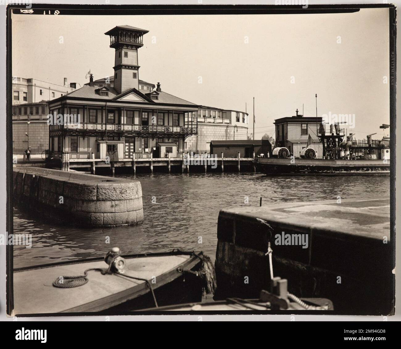 Feuerwache: Battery-Manhattan Berenice Abbott (Amerikanisch, 1898-1991). , 12. Mai 1936. Foto: Gelatine Silver, Bogen: 8 x 10 cm (20,3 x 25,4 cm). Fotografie 12. Mai 1936 Stockfoto