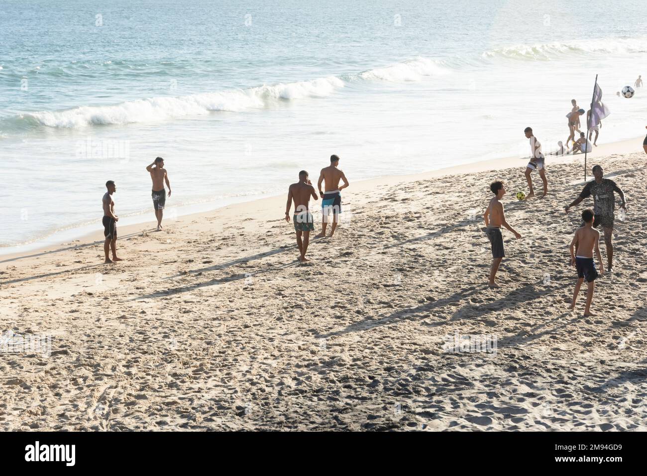Eine Menschenmenge ruht am Sandstrand Farol da Barra Stockfoto
