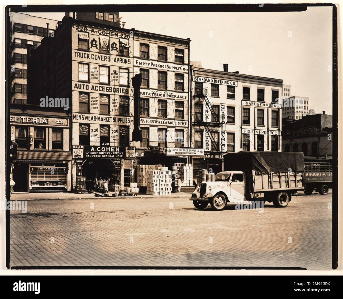 West Street Row: II 217-221 West Street, Manhattan Berenice Abbott (amerikanisch, 1898-1991). , 12. Mai 1936. Foto: Gelatine Silver, Bogen: 8 x 10 cm (20,3 x 25,4 cm). Fotografie 12. Mai 1936 Stockfoto