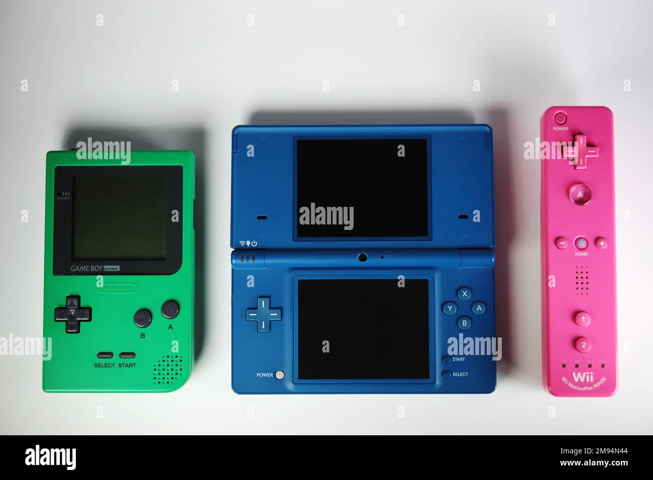 Bronx, NY - 16. Januar 2023: Verschiedene farbenfrohe Nintendo Retro-Spiele. Tragbarer Gameboy, DS- und Wii-Controller. Stockfoto