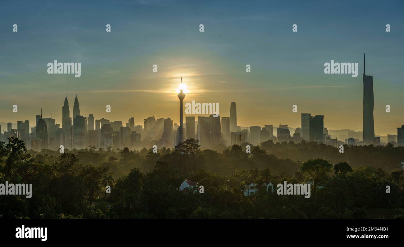 The sun rises behind Kuala Lumpur Tower in the morning in Kuala Lumpur, Malaysia, Tuesday, Jan. 17, 2023. (AP Photo/Vincent Thian) Stockfoto