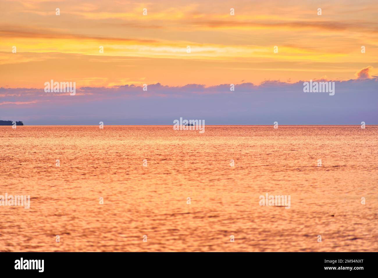 Sonnenuntergang auf dem Baikal-See in der Barguzin Bay. Republik Burjatien, Maksimikha-Siedlung Stockfoto