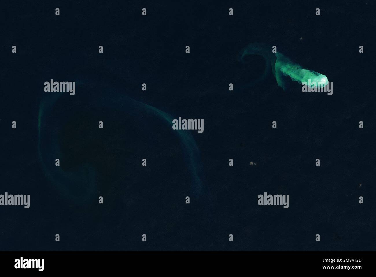 Japan. 14. Januar 2023. Nördlich von Iwo Jima, Japan, liegt ein Dreifachseamount namens Kaitoku etwa 100 Meter (300 Fuß) unter der Wasseroberfläche. Von den drei Vulkangipfeln unter Wasser ist nur der östlichste Berg aktiv. Seit August 2022 erschienen in Satellitenbildern Anzeichen für erneute Unruhen, die von der japanischen Küstenwache bestätigt wurden. Die regelmäßigen Aktivitäten wurden bis Dezember 2022 und bis ins neue Jahr fortgesetzt. Als der Operational Land Imager (OLI) auf Landsat 8 diese Bilder am 3. Januar 2023 aufnahm, verbreiteten sich verfärbtes Wasser aus einer Lüftungsöffnung im Unterwassermeer. Th Stockfoto