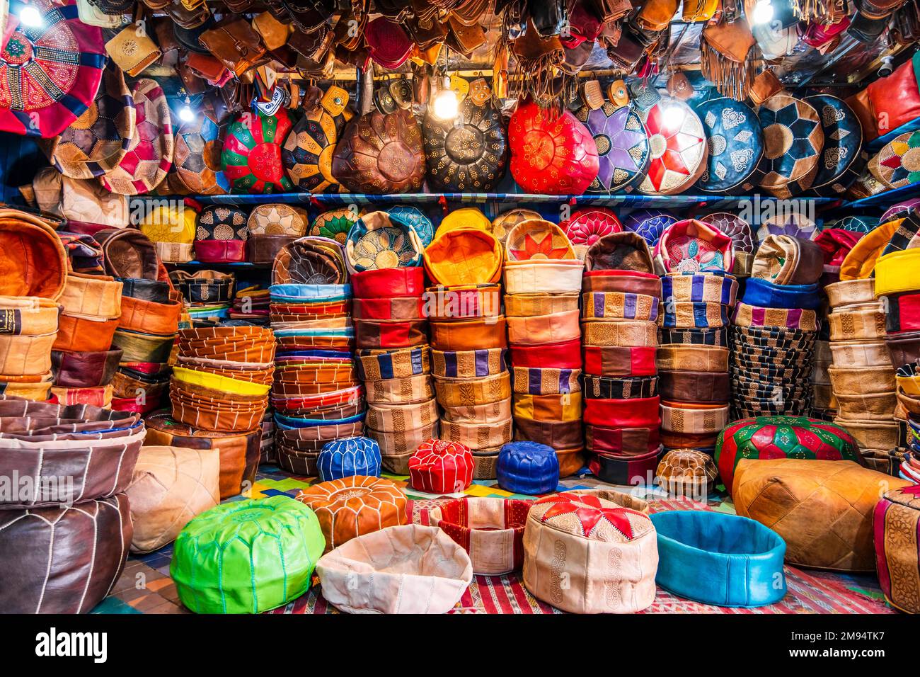 Verschiedene Lederbeutel, die in einem riesigen Geschäft neben der Gerberei in Fez, Marokko, Nordafrika verkauft werden Stockfoto