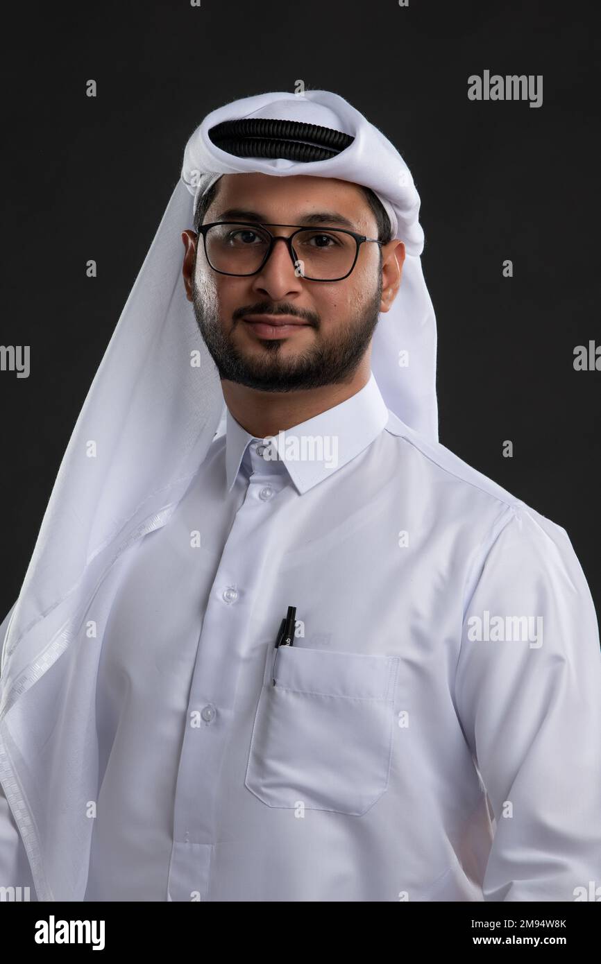 Männliches Modell in arabisch-katarischem Kleid auf isoliertem Hintergrund. Porträt von Geschäftsmännern, Katar-Kleid Stockfoto