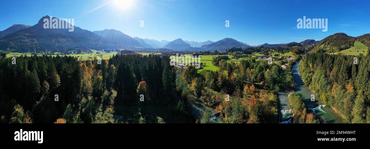 Luftaufnahme der Iller-Quelle bei Oberstdorf im Sommer. Zusammenfluss von Tretach, Stillach und Breitach, OberAllgaeu, Schwabien, Bayern Stockfoto