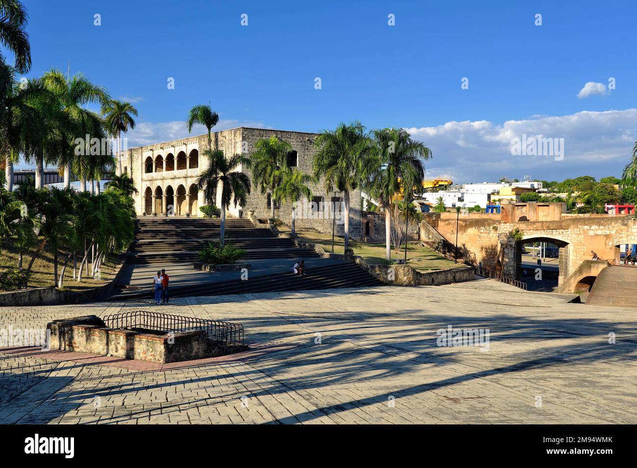 Plaza de Espana mit Alcazar de Colon und Fuerte el Invencible, Santo Domingo, Dominikanische Republik, Karibik, Mittelamerika Stockfoto