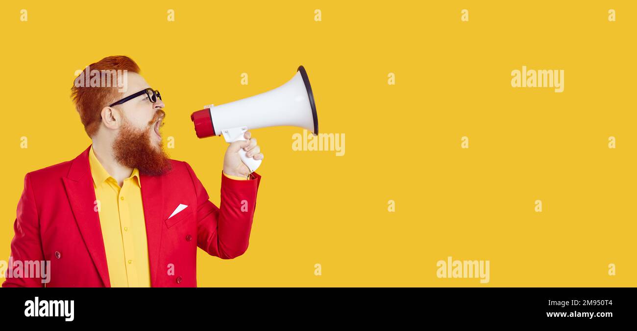 Komischer Mann mit Megafon, der laute Ankündigungen auf gelbem Hintergrund macht Stockfoto