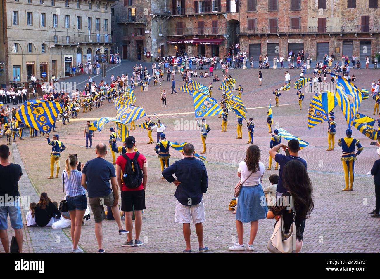 El Campo Contrade Training auf der Piazza del Campo in Siena, Italien Stockfoto