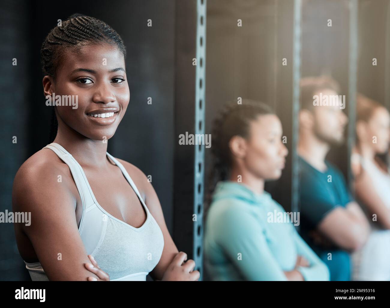 Das ist der richtige Ort. Eine selbstbewusste junge Frau im Fitnessstudio. Stockfoto