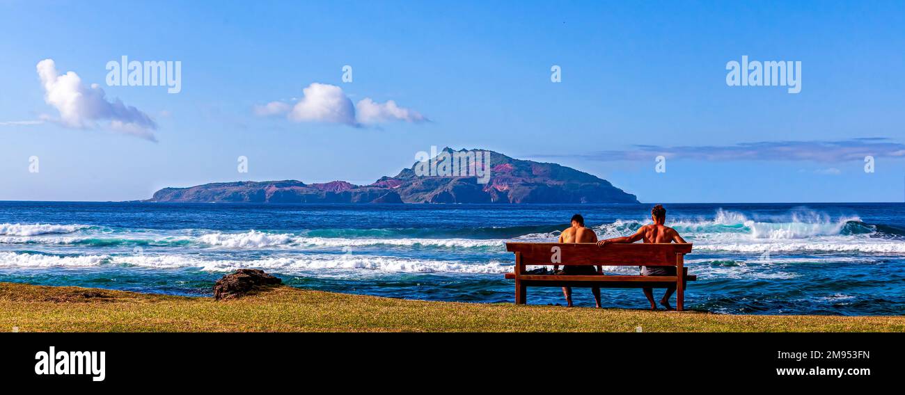 Surfbeobachtung in Kingston, Norfolk Island, mit Phillip Island als Kulisse. Stockfoto