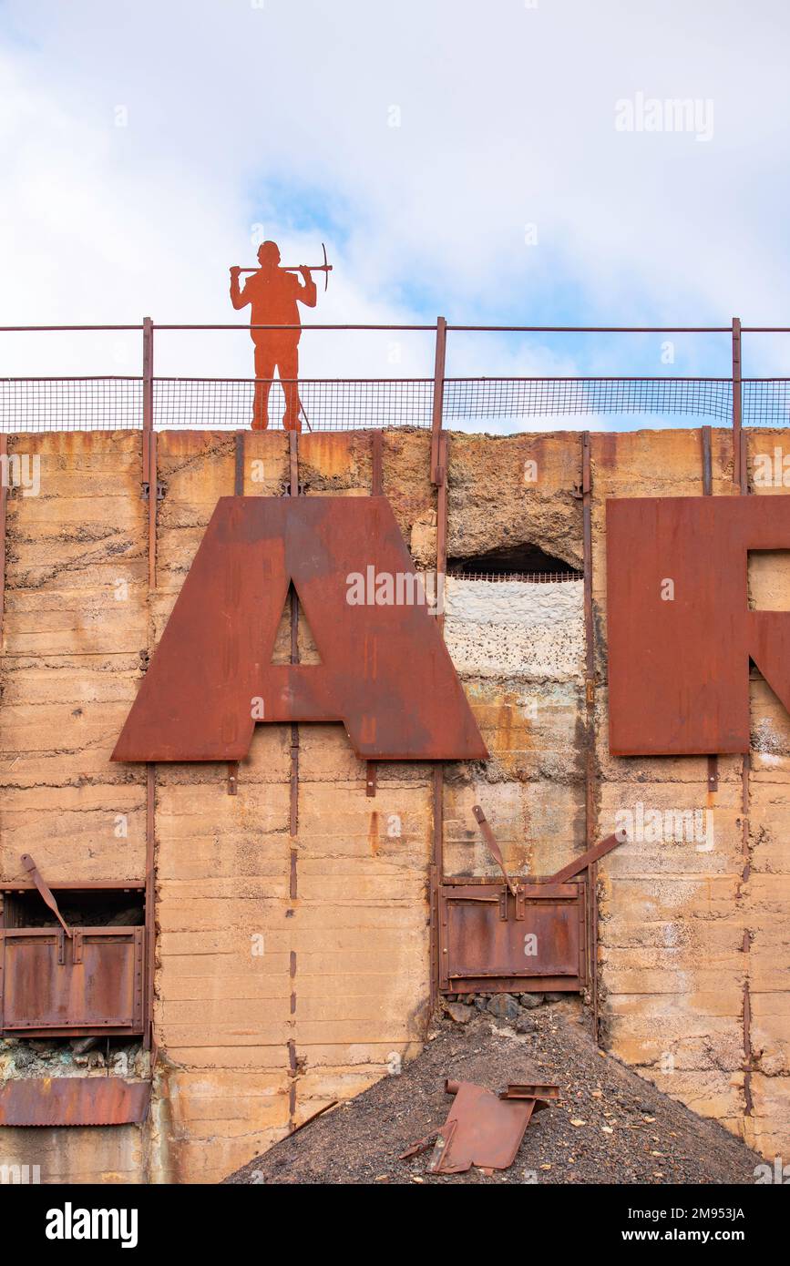 Eine Nahaufnahme des großen COBAR-Schilds und einer Silhouette aus dem Eisenbergbau auf der Halswand am Eingang zur Stadt Cobar im Nordwesten von NSW Stockfoto