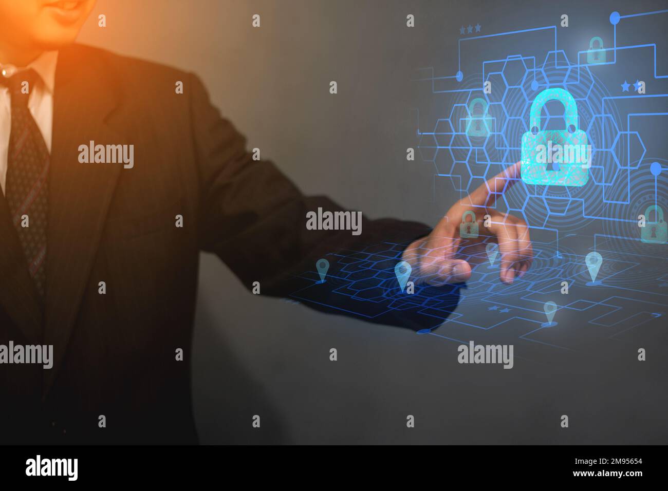 Geschäftsleute auf unscharfem Hintergrund verwenden ein Antivirenprogramm, um viele 3D-Rendering im Cyberspace aus allen Bereichen zu blockieren Stockfoto