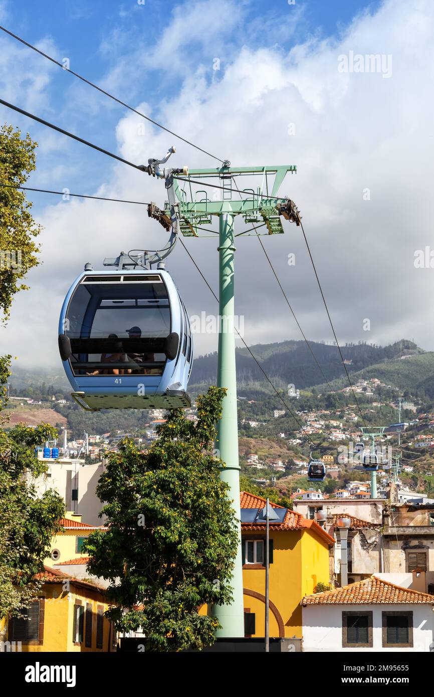 Fahrt mit der Seilbahn von Funchal zum botanischen Garten im Porträtformat auf Madeira in Portugal Stockfoto