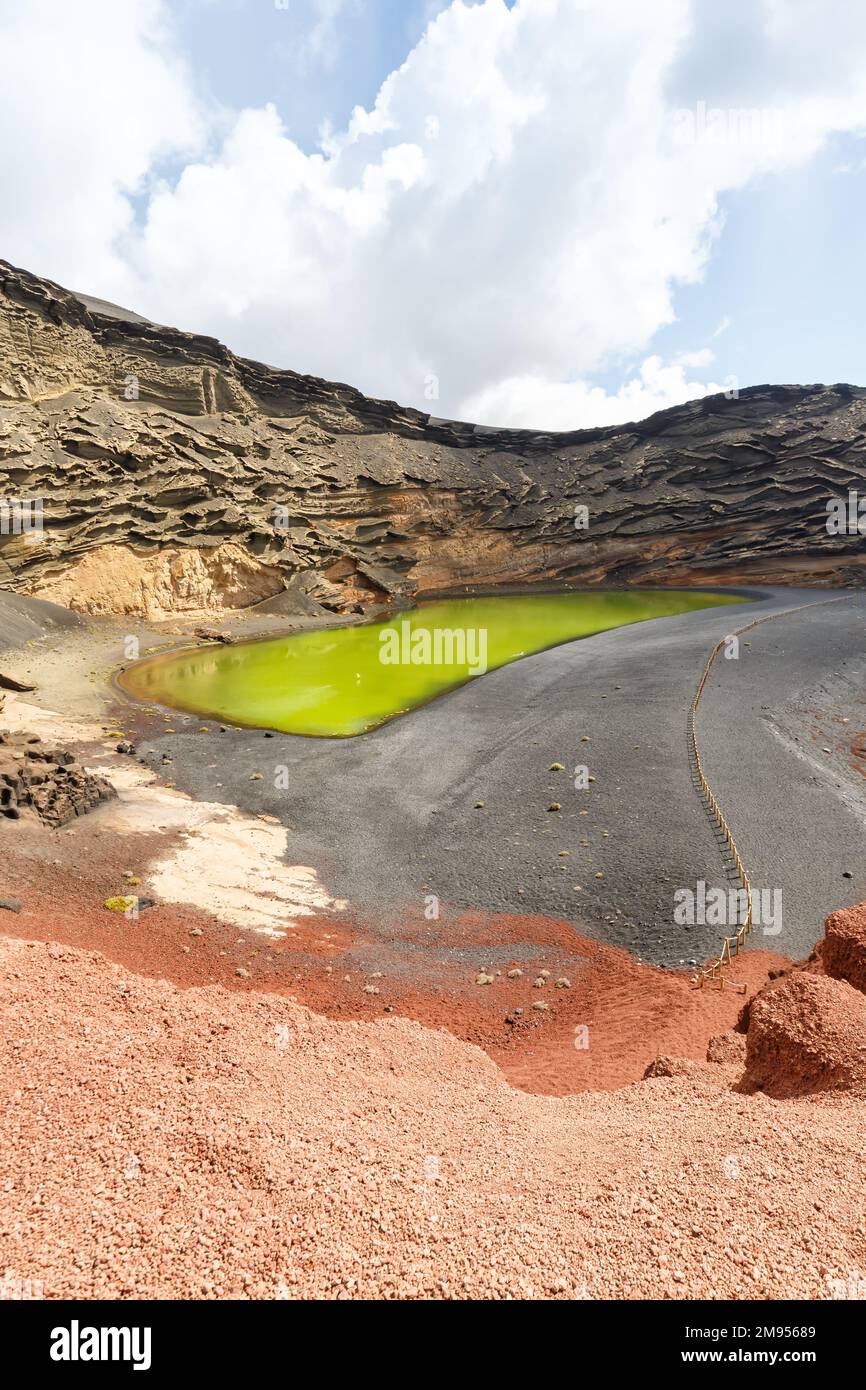 Grüner See Charco de Los Clicos Verde in der Nähe von El Golfo Porträtformat Reisen Sie auf Lanzarote Island auf den Kanarischen Inseln in Spanien Stockfoto