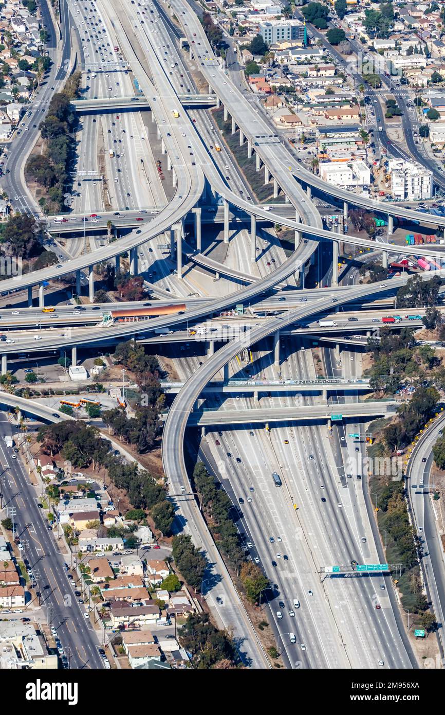 Luftaufnahme des Highway Interchange Harbor und Century Freeway Traffic City im Porträtformat in Los Angeles, USA Stockfoto