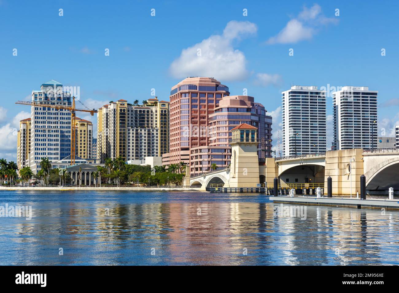 Die Royal Park Bridge und die Skyline von West Palm Beach, USA Stockfoto