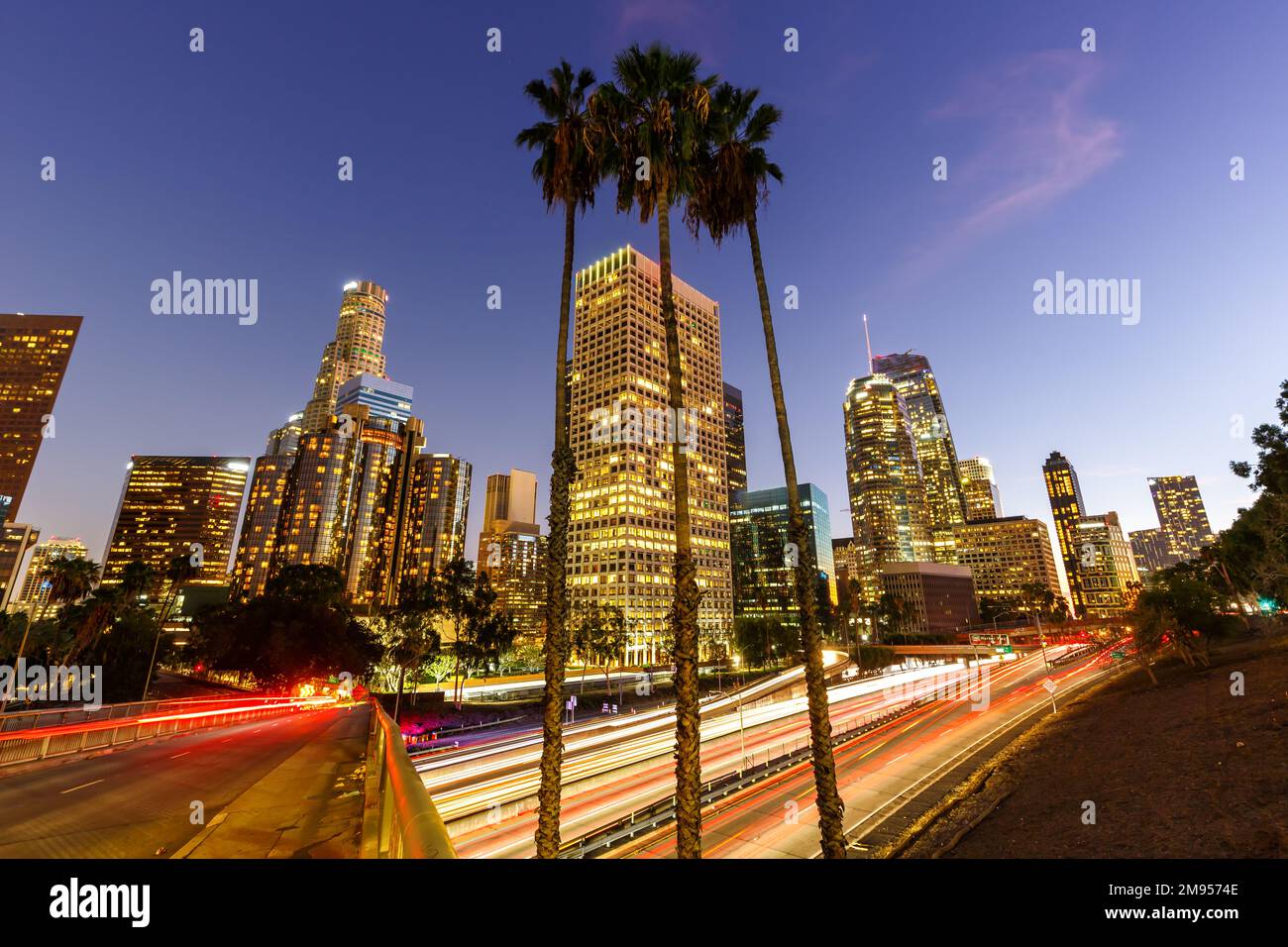 Die Skyline von Los Angeles im Zentrum mit Wolkenkratzern in der Abenddämmerung in Kalifornien in den USA Stockfoto