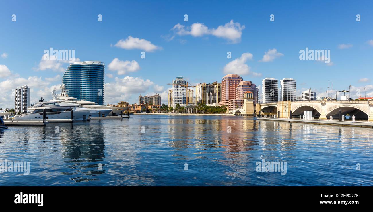 Royal Park Bridge mit Jachthafen und Skyline Panoramafahrt in West Palm Beach, USA Stockfoto