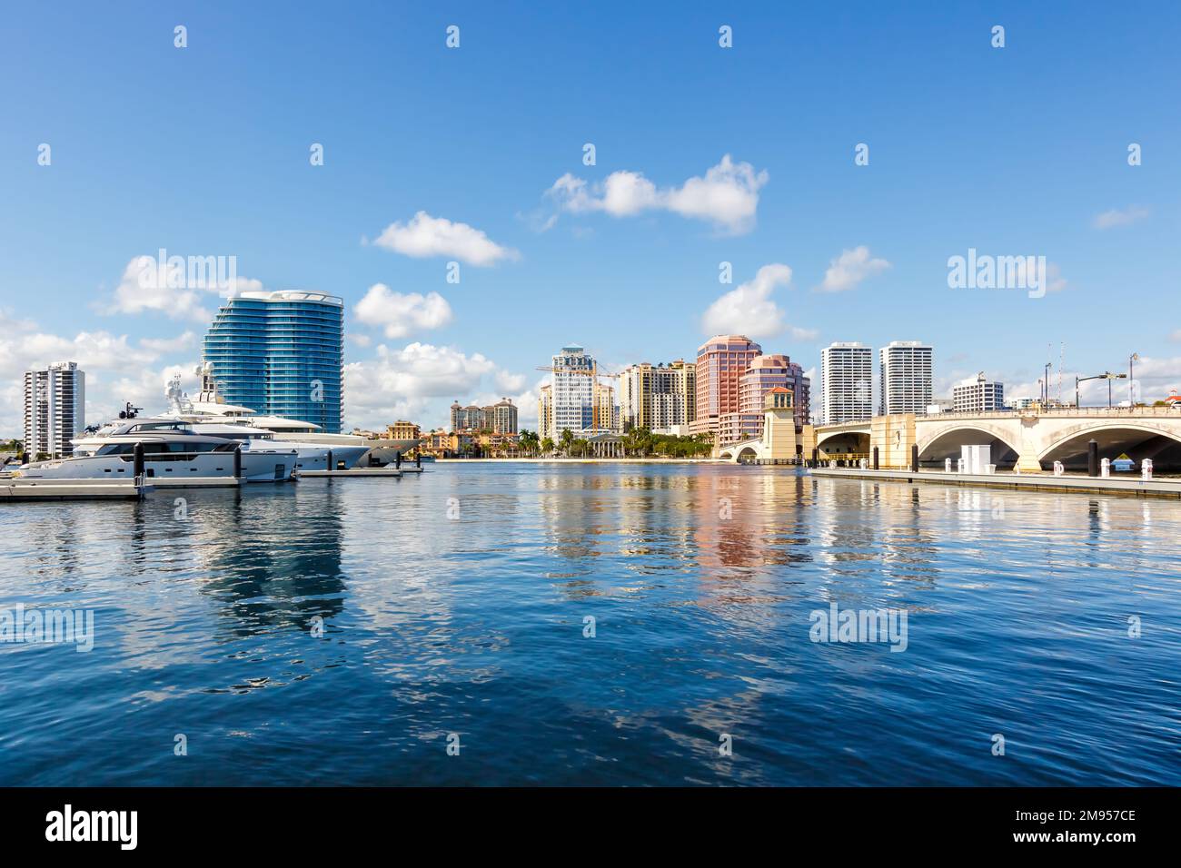 Royal Park Bridge mit Jachthafen und Skyline in West Palm Beach, USA Stockfoto
