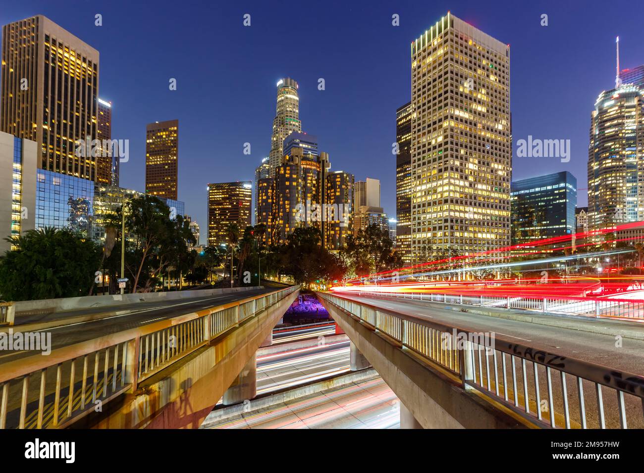 Die Skyline von Los Angeles im Zentrum mit Wolkenkratzern in der Abenddämmerung in Kalifornien in den USA Stockfoto
