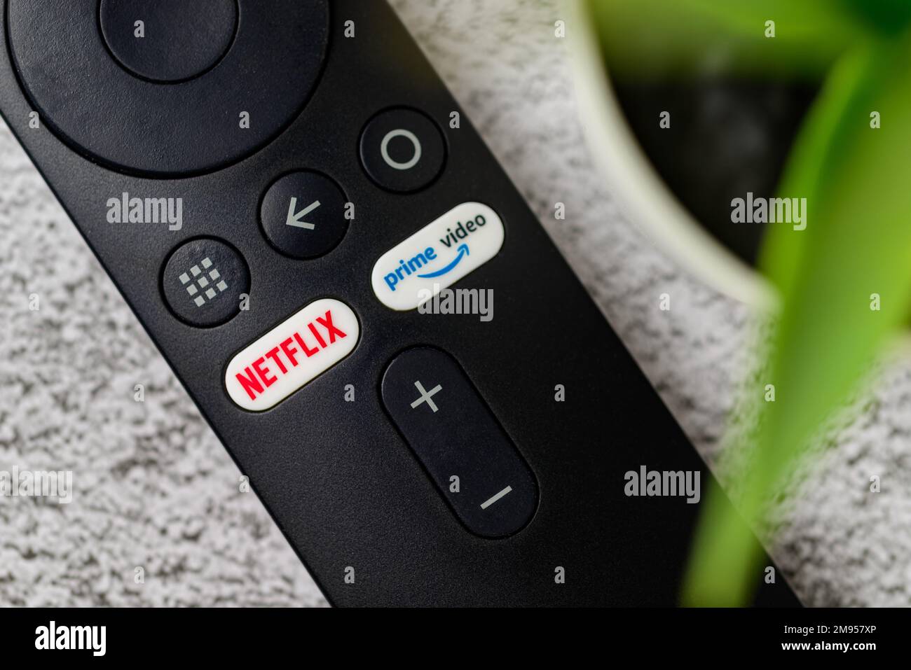 Antalya, Türkei - 17. Januar 2023: Die wichtigsten Videotasten von Netflix und Amazon auf der Smart TV-Fernbedienung Stockfoto