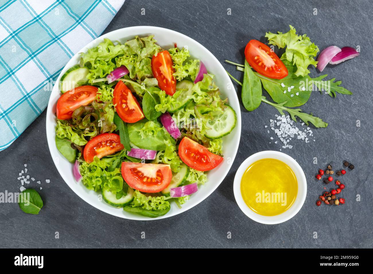 Gemischter Salat mit frischen Tomaten gesundes Essen Essen von oben auf einem Schiefer Stockfoto