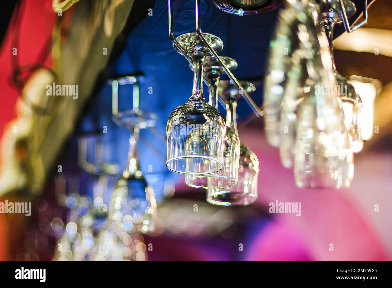 Leere Gläser hängen über der Bar-Nahaufnahme Stockfoto