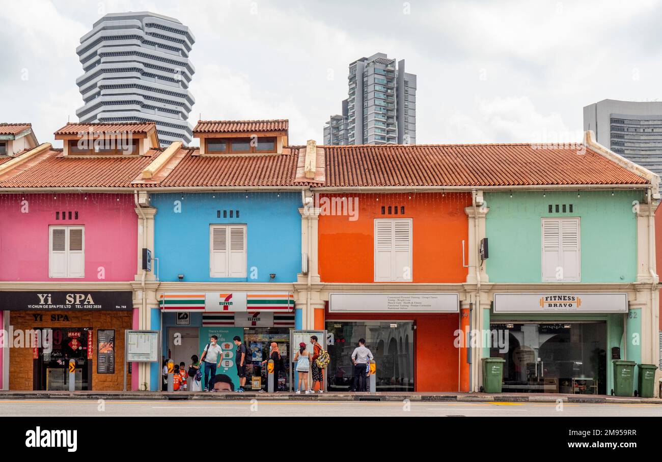 Reihe einfacher Geschäfte an der North Bridge Road Kampong Glam Singapur Stockfoto