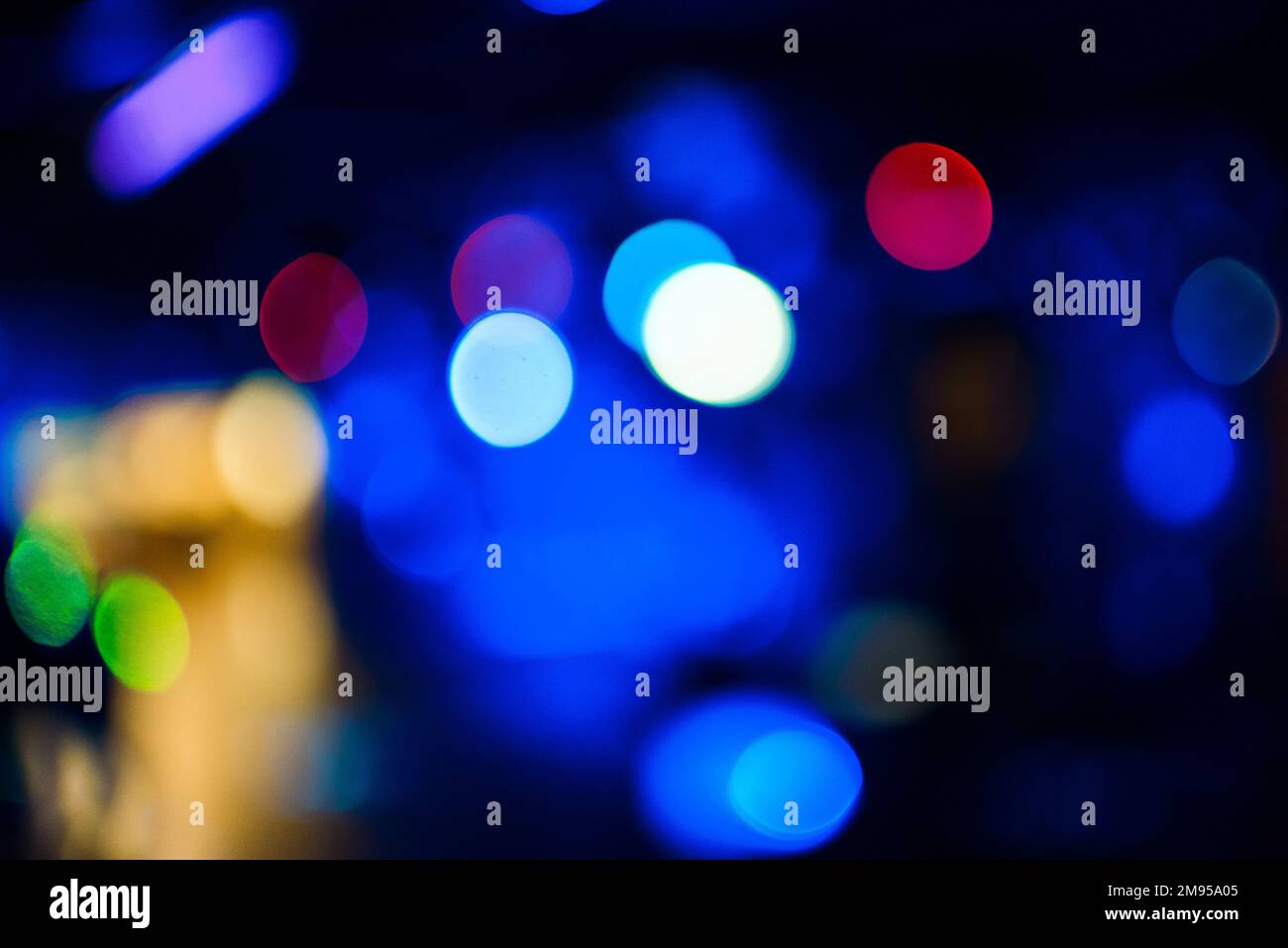 Helle Farbkreise auf dunkelblauem, unscharfem Hintergrund Stockfoto