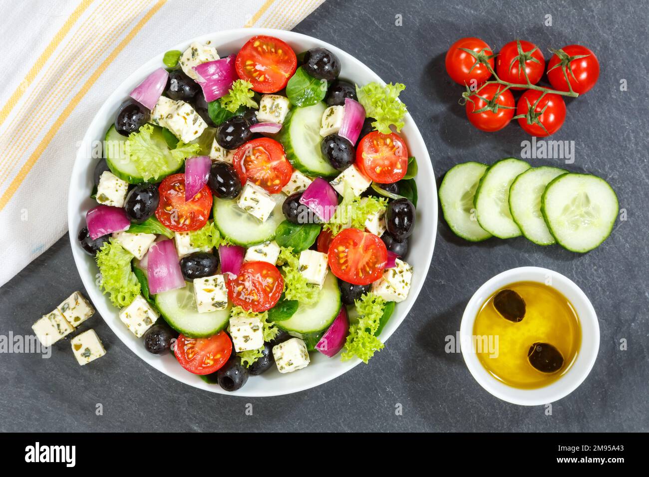 Griechischer Salat mit frischen Tomaten, Oliven und Fetakäse gesunde Speisen von oben auf einem Schiefergericht Stockfoto