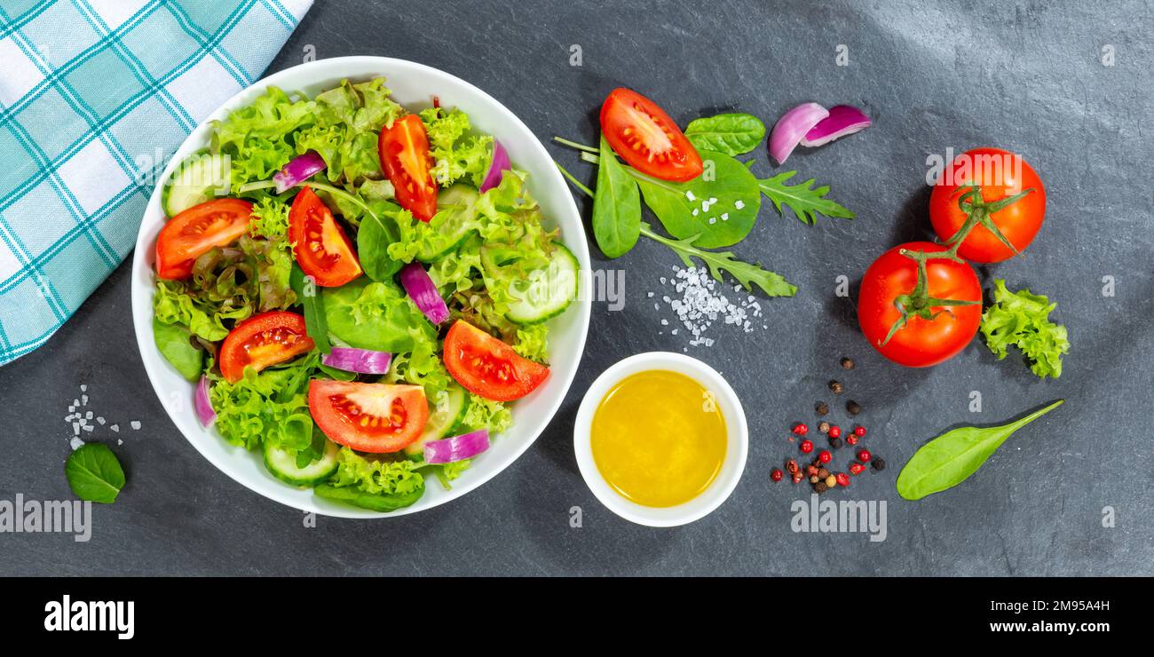 Gemischter Salat mit frischen Tomaten gesundes Essen Essen von oben Banner auf einem Schiefer Stockfoto