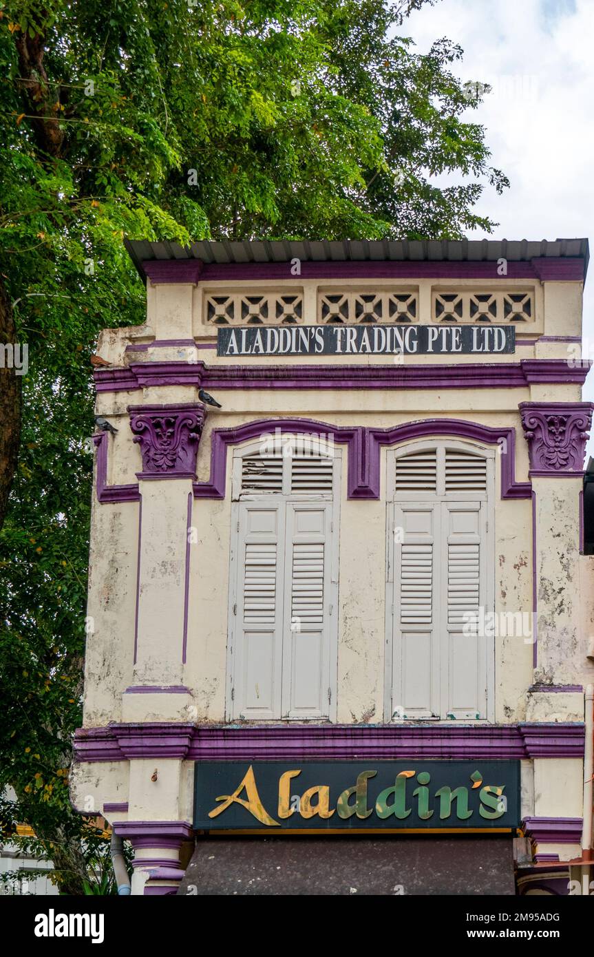 Oberes Stockwerk einer Reihe farbenfroher Ladenhäuser im arabischen St. Kampong Glam Singapur Stockfoto