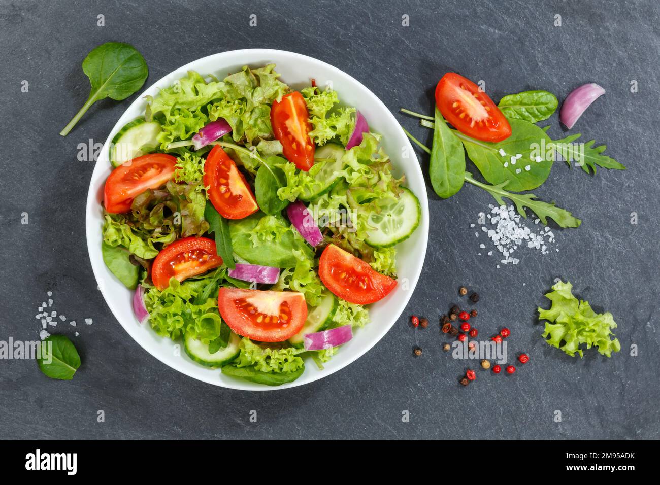 Gemischter Salat mit frischen Tomaten gesundes Essen Essen von oben auf einem Schiefer Stockfoto