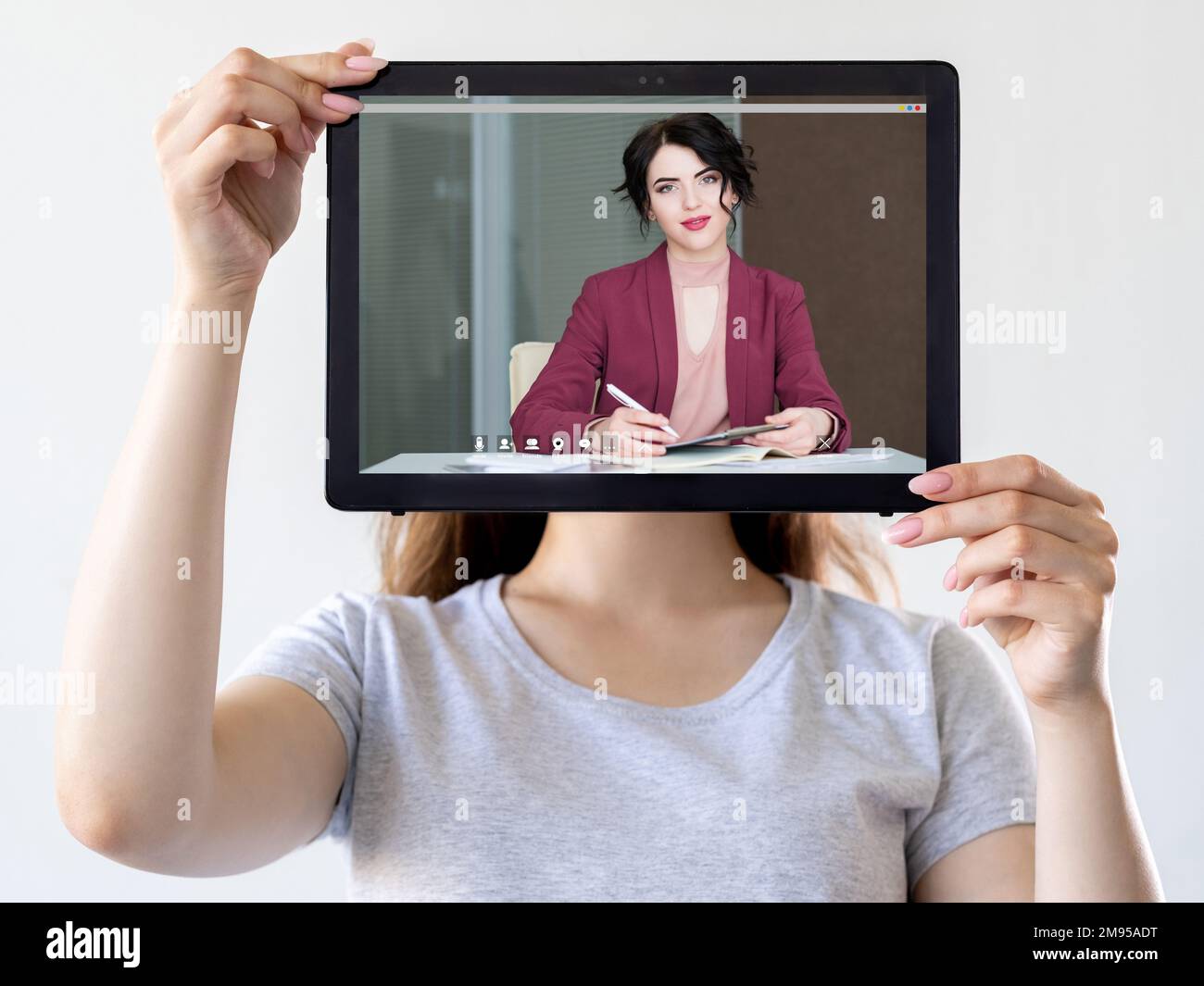 Videogespräch mit einer Frau, die eine Geschäftsfrau auf einem Tablet coacht Stockfoto